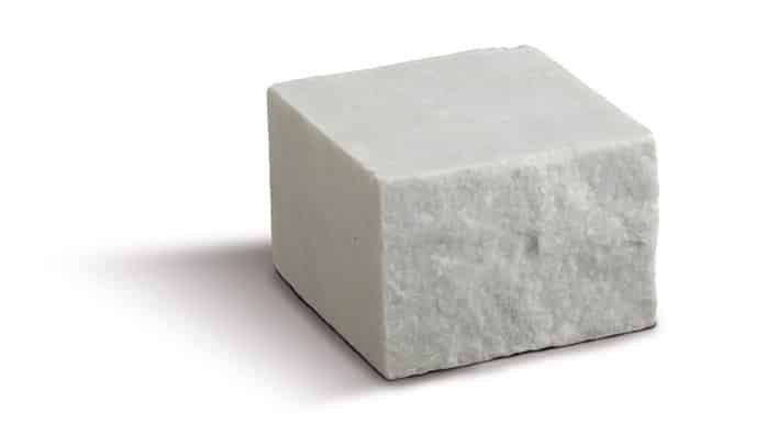 BIANCO CARRARA - Cubetti in Pietra Naturale per Pavimentazione Esterna - Finitura a spacco